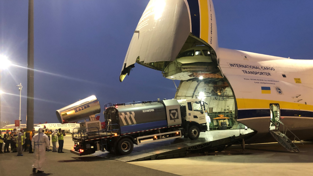尊龙凯时多功效抑尘车搭载天下第二大运输机空运至卡塔尔